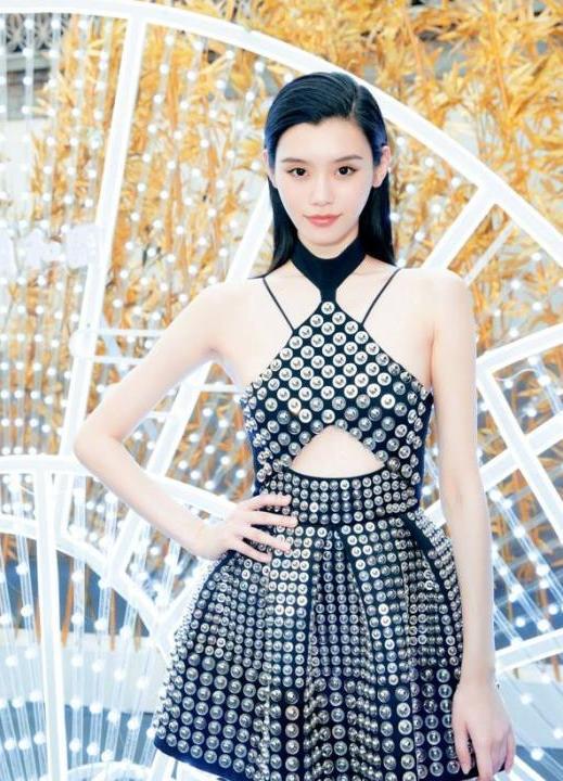 厉害了奚梦瑶！穿连衣裙开叉到腰，网友：腿长就是任性！