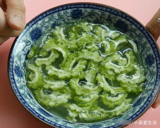 苦瓜加冰糖泡水喝,解决了家家户户的难题,学到