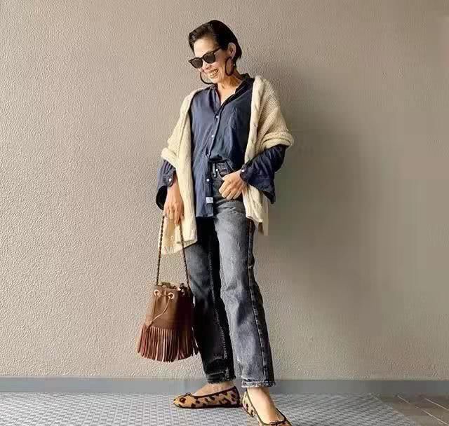 网上:56岁大妈在网上晒自己的穿搭,意外爆红全网,网友:气质女神