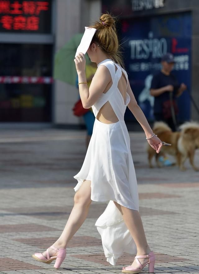 街拍路人，在大都市的夏天，路人的穿搭总是那么的亮眼