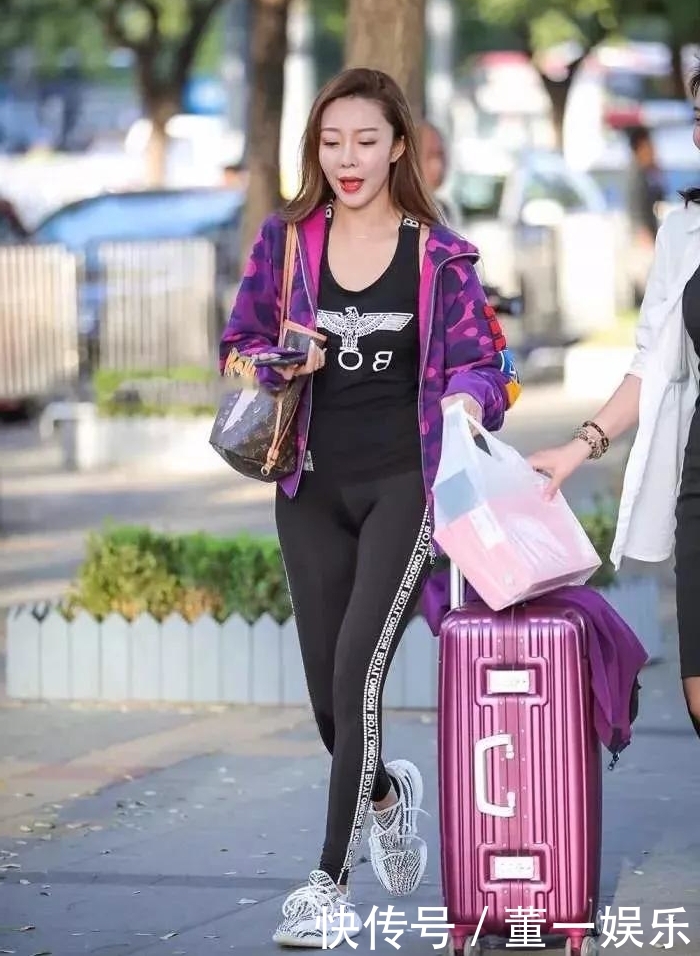 赶飞机的小姐姐身材苗条，紧身裤勾勒婀娜多姿的身段，胯部弧线最