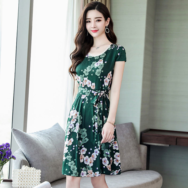 这裙子确实贵，攒了半个月钱买了三件，穿上确实高贵显瘦又嫩美