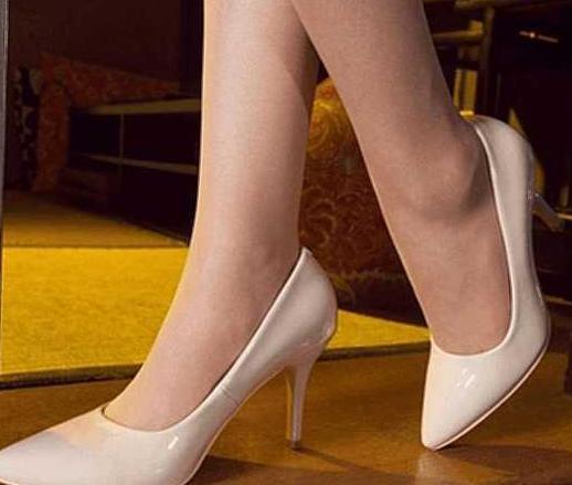 高跟鞋霸气又不失女性的精致, 展现俏佳人的魅力