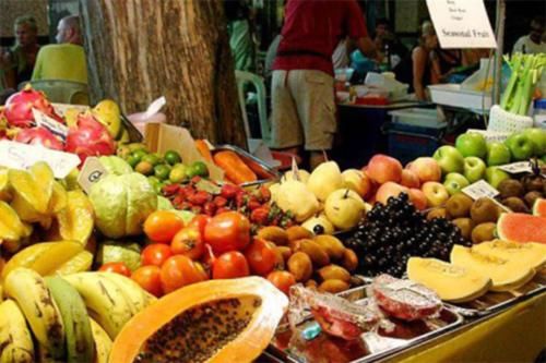 泰国大量水果积压腐烂，只因水果摊上中文标语？游客：不好意思打