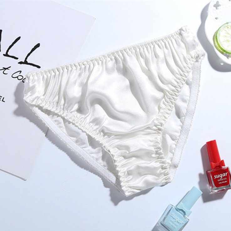 都说女人穿蕾丝三角裤风韵犹存，我试了试，确实性感吸睛