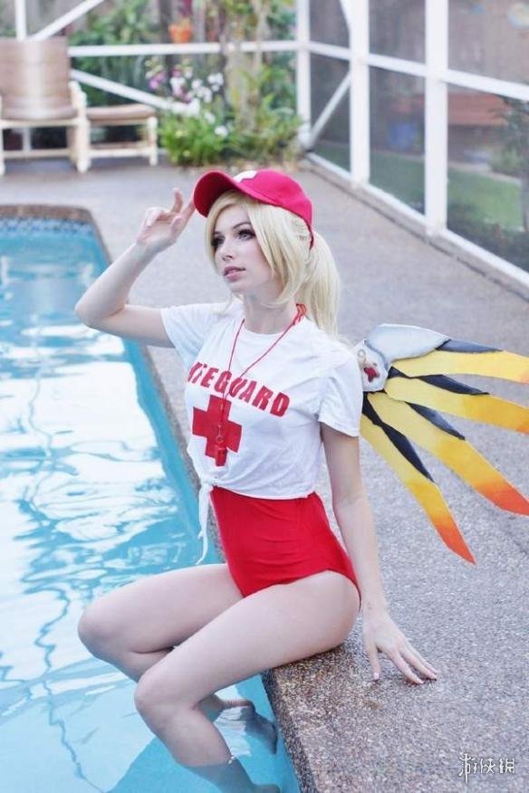 《守望先锋》性感救生员天使cos 紧身裤凸显白嫩美腿