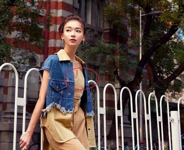 吴谨言真的太瘦了，吊带裙撑不起来，高跟鞋还用“带子”绑三圈