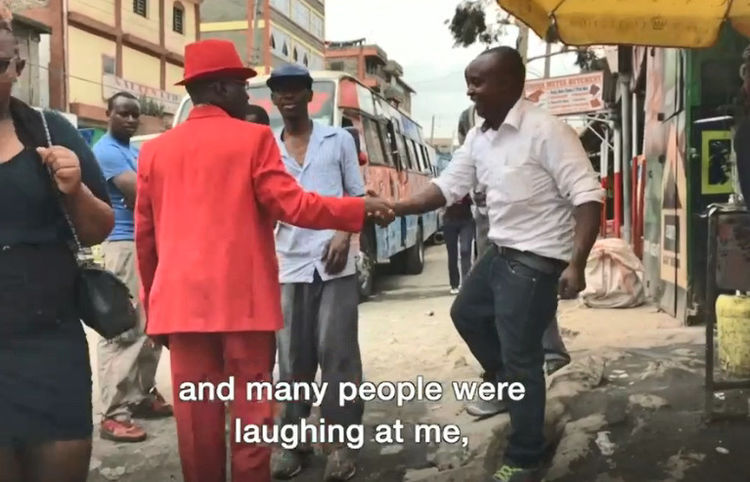 黑人男子自称是“世界上最聪明的人”，衣着风格独特引路人侧目