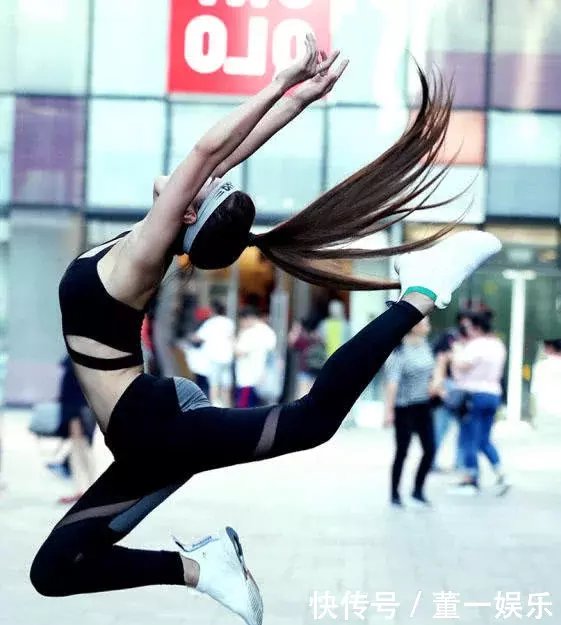 健身教练街边大秀好身材,紧身裤裹出的丰腴臀线,性感迷人