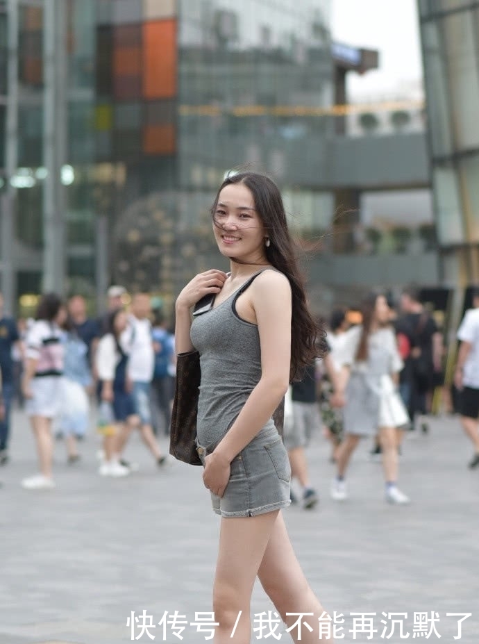 比例■街拍:浅色连衣裙穿美女身上,勾勒出女性黄金比例,尽显女神魅力