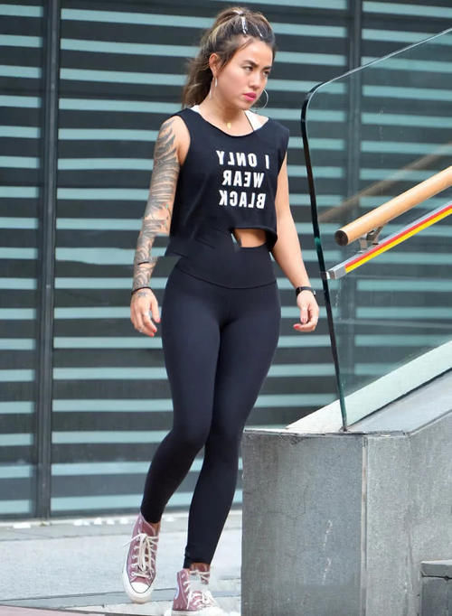 运动小姐姐紧身裤,花臂刺青更显霸气,欧美范儿十足谁能驾驭