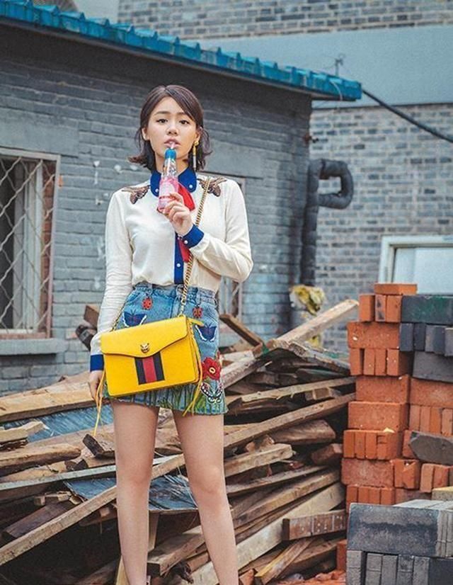  穿一身黑@女人别老一身黑！试试今年流行的“西红柿+炒蛋”，时髦显气质
