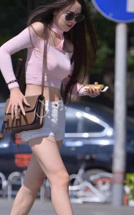 美女街拍：小姐姐，粉色紧身裤展现傲人上围，粉系少女心十足