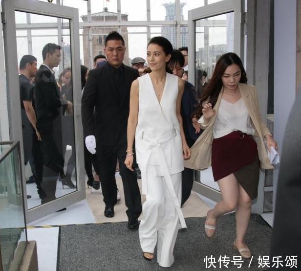 38岁高圆圆现身街头，头发乱成枯草，网友：确定这是气质女神？