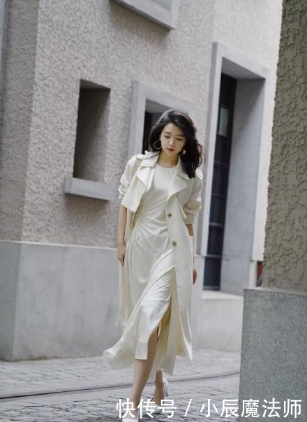  小姐姐：春光拂面，三木博主白色风衣搭配丝绸裙，演绎“春日里的一抹白”