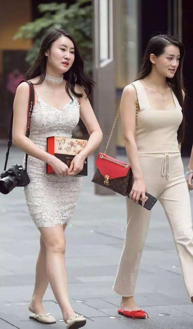 街拍：白色蕾丝包臀裙，显出美女凹凸有致好身材