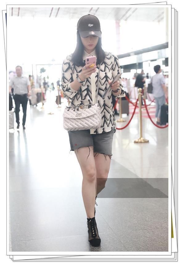 蒋欣是腿粗买不到短裤了？这牛仔短裤长度尴尬，一看就是长裤改的