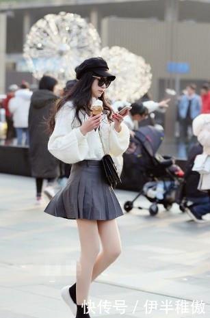 #白皙#路人街拍,小姐姐双腿白皙又有美感,脚踩高跟鞋,很有淑女范