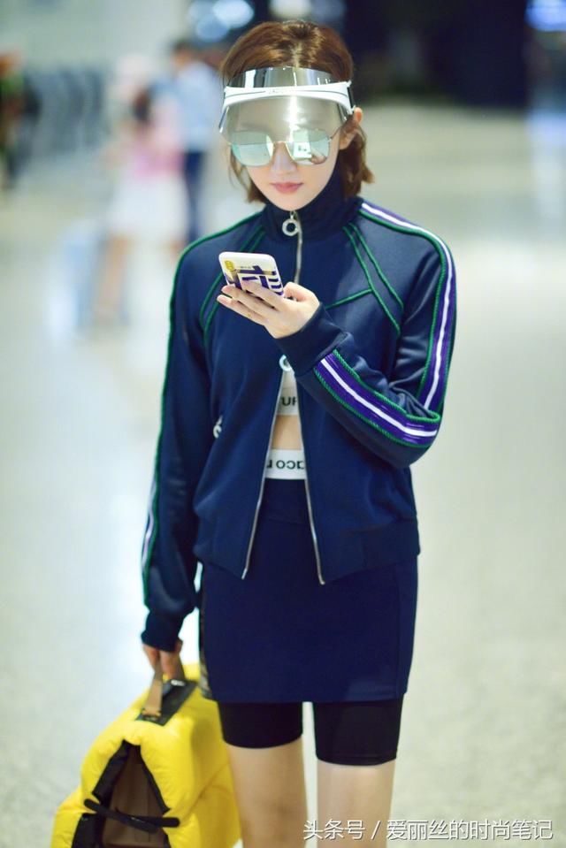 景甜拉链拉到下巴包很紧，裙子却比安全裤短，网友：是要去插秧吗