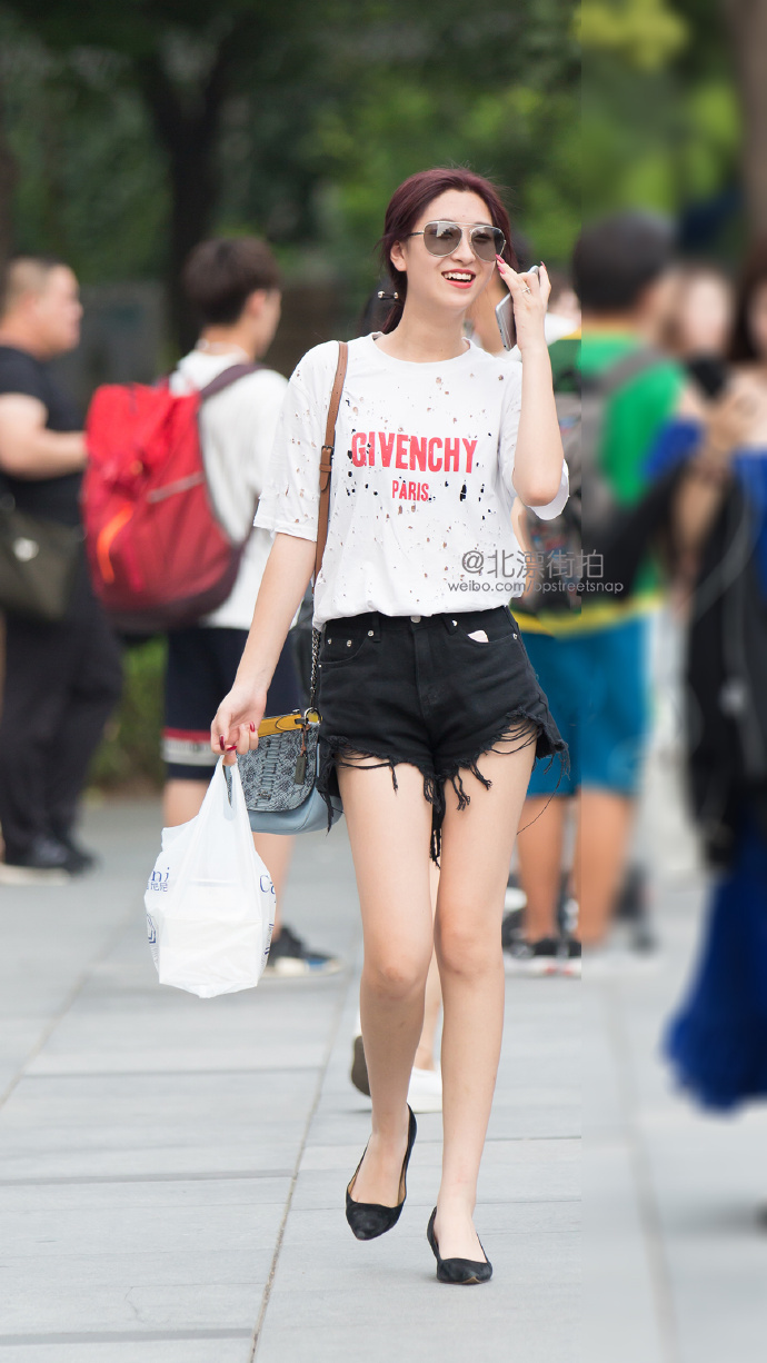 路人街拍：小姐姐的破洞牛仔裤还能更破一点吗？一点不影响秀美腿