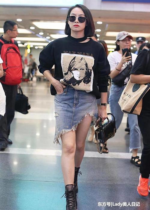 今夏最火的就是牛仔裤牛仔裙了，佟丽娅穿起来好甜美，宋茜最性感