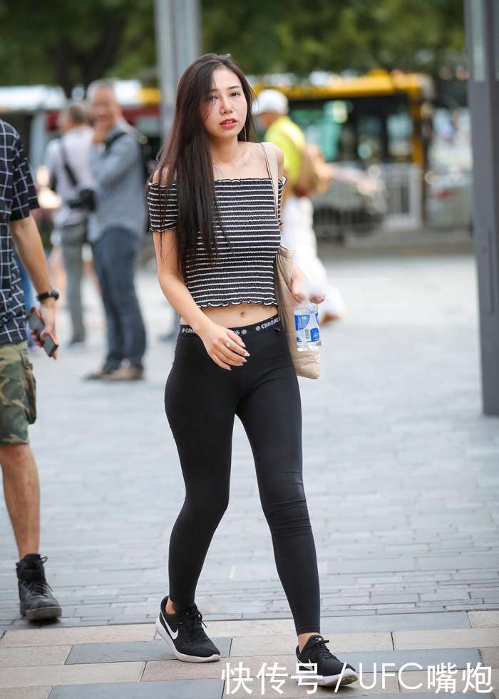 小羽街拍：黑色紧身裤美女，身材好酥，笑容好甜！