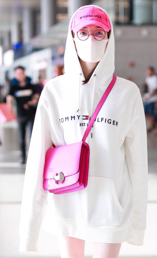 32岁的江疏影运动风现身，少女感十足，网友:真会搭配!