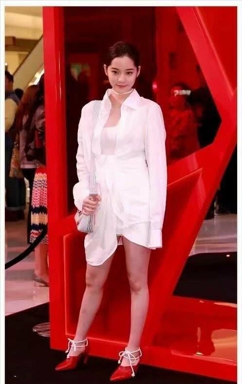 你只看到欧阳娜娜衬衣不系扣,网友还注意到了