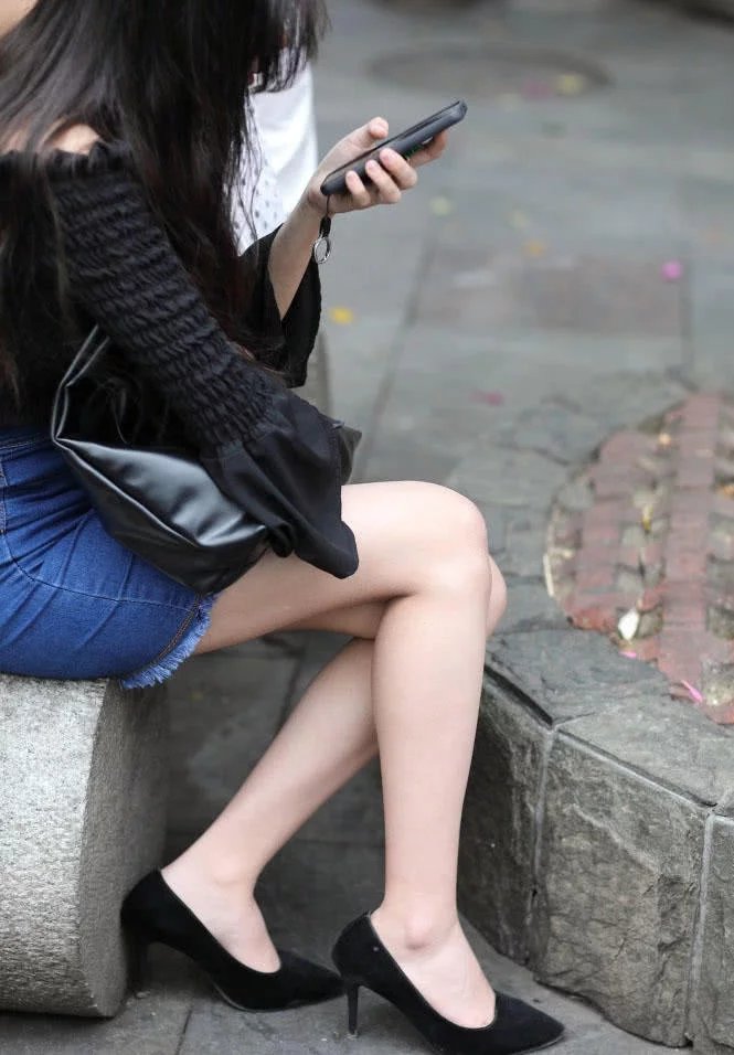 时尚小姐姐逛小吃街,吃的东西太多,坐在路边石凳上怎么都不肯走