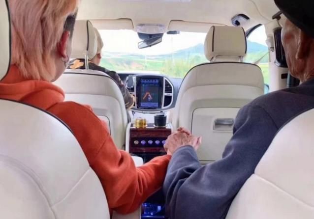变形计成名后,唯一一把农村爷爷接到城里生活的主人公！