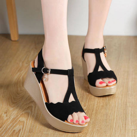 平底鞋嫌矮，高跟鞋嫌累脚，不妨试下今年的坡跟鞋，显高不累脚