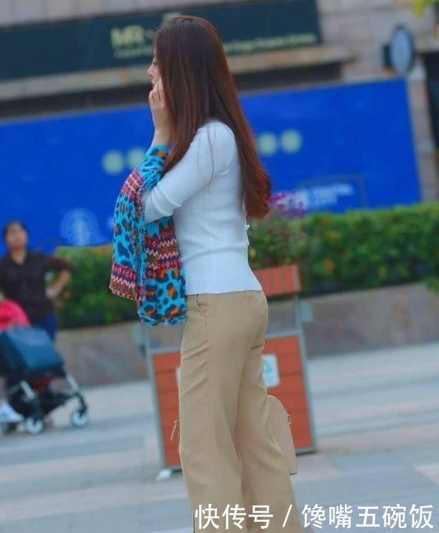 美女■潮流的穿搭,十分抢眼,美女街拍清爽时尚的小姐姐