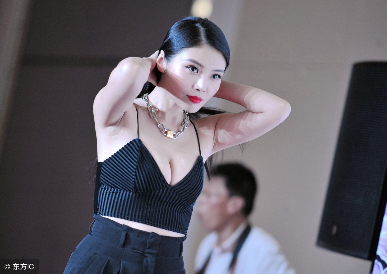 徐冬冬出席活动穿着内衣就出来,网友:胆子太大了,性感十足