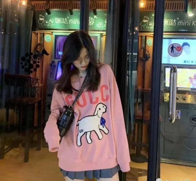  漂亮：时尚街拍示范性，这25套连帽卫衣穿衣搭配，究竟漂亮在哪儿？