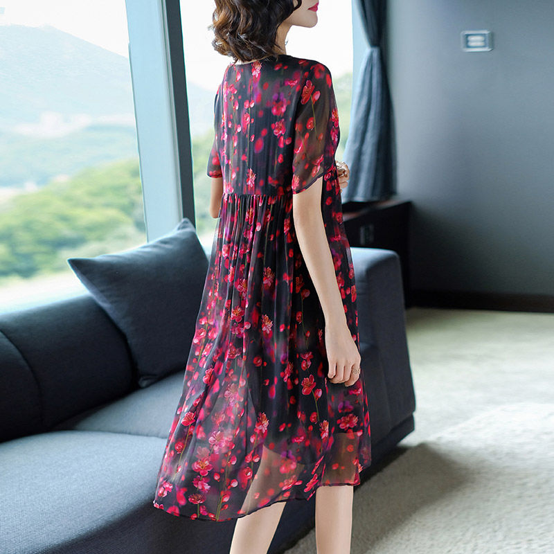 偷偷告诉你:“漫步裙”比旗袍时髦千倍，最适合6070后女人