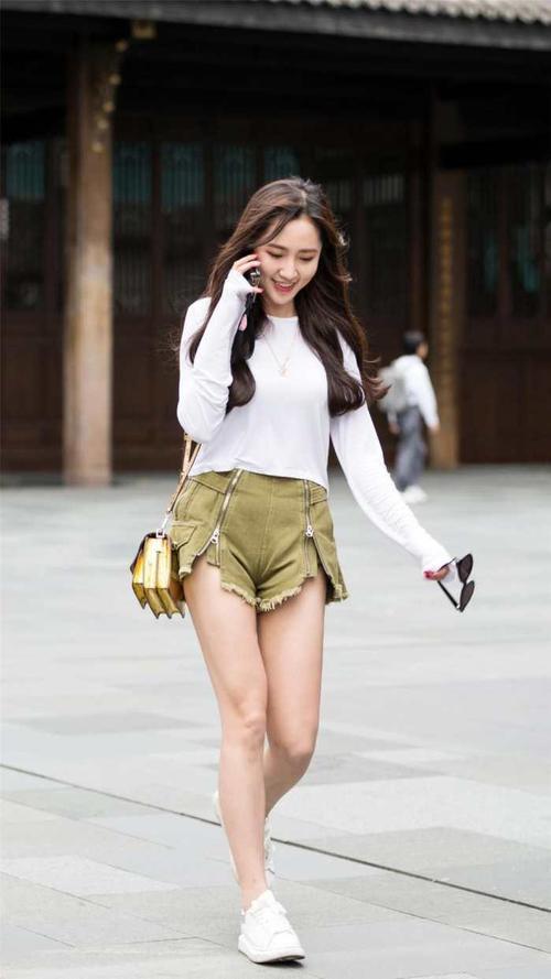 路人街拍，小姐姐这一套搭配看上去就格外的性感