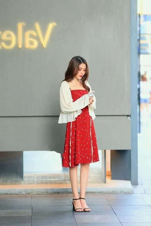 「小姐姐」路人街拍,靓女搭配着一件红色的吊带,充满着无限的魅力