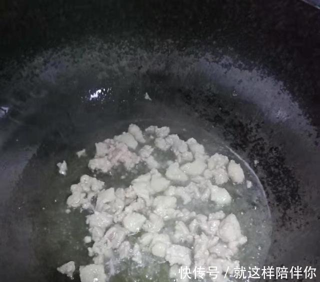 肉丁烧豆■天然“黄体酮”终被找到,隔3天吃1回,皮肤紧致有弹性,人更美!