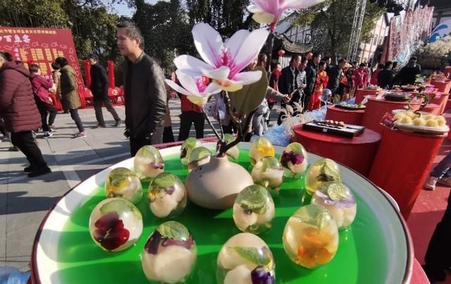 千名大厨耗时6小时、做出百鱼宴、让游人大饱口福