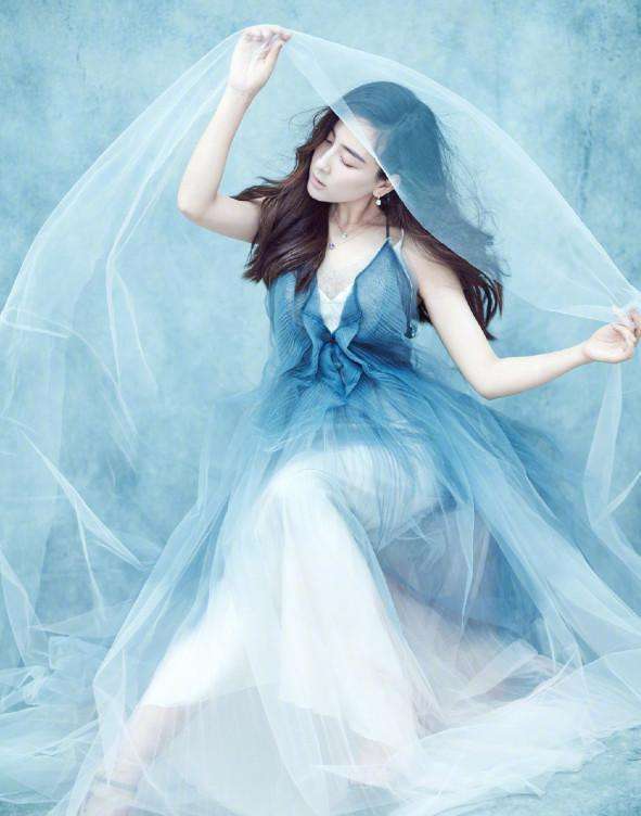 马苏厉害了, 这是把裤子穿成了裙子? 还蛮好看的!