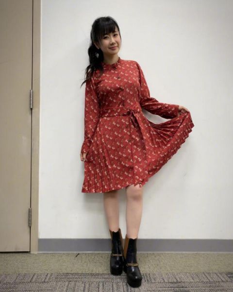 「宛若」被福原爱美到了!穿白色印花连衣裙亮相,齐刘海长发宛若18岁少女