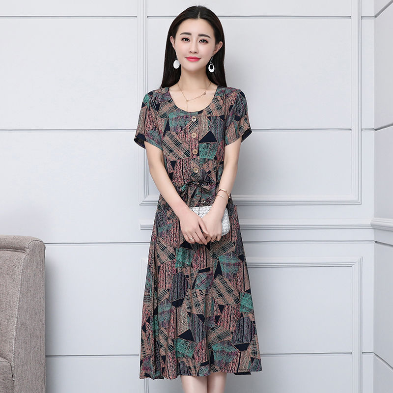 身材不错的女人，建议多穿这样的裙子，穿出小蛮腰尽显女人味