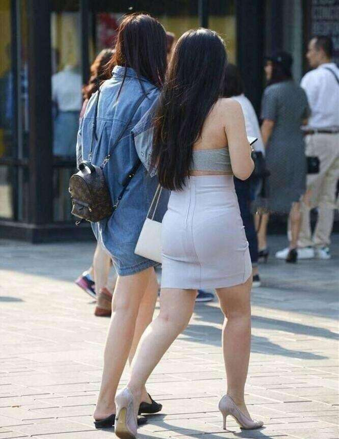 街拍: 打底裤凸显丰满身姿, 爱运动的小姐姐身材都很棒