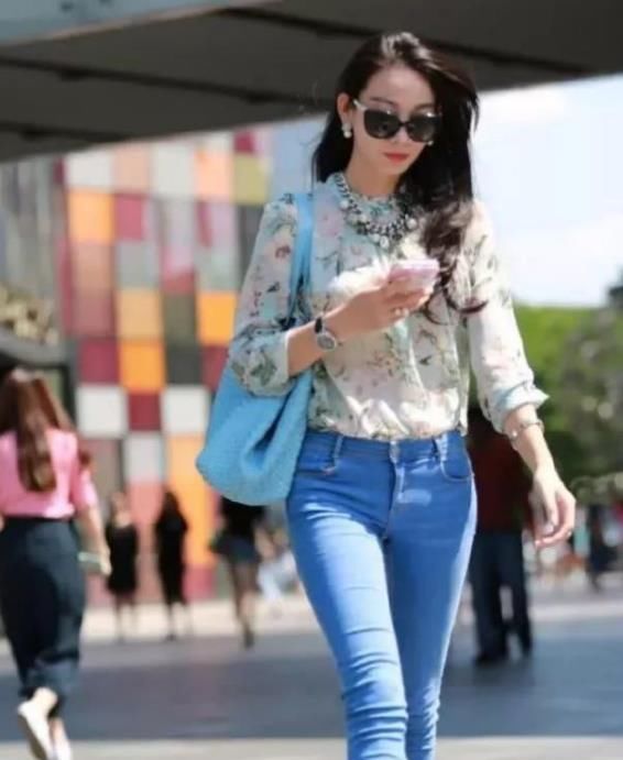 「气质」街拍:姿色天然的美女,一件白色套装裙,时尚达人气质