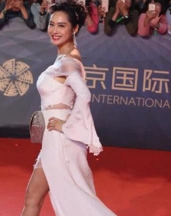 朱茵把衣服都撑变形了，紫霞仙子变样了？网友：黄贯中真幸福