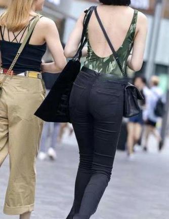 打底裤＋挎包＋美女，三者造就了街头时尚元素，美翻全场！