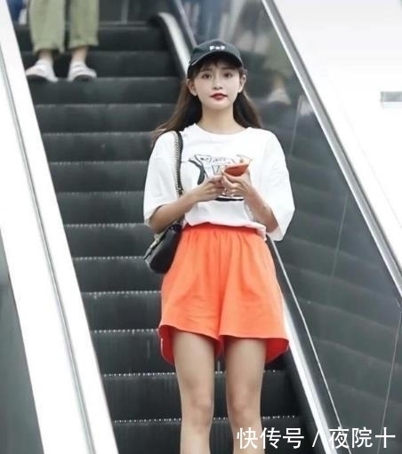  美女|街拍语笑嫣然的美女，一件白色上衣配黑色短裤，青春活力气息