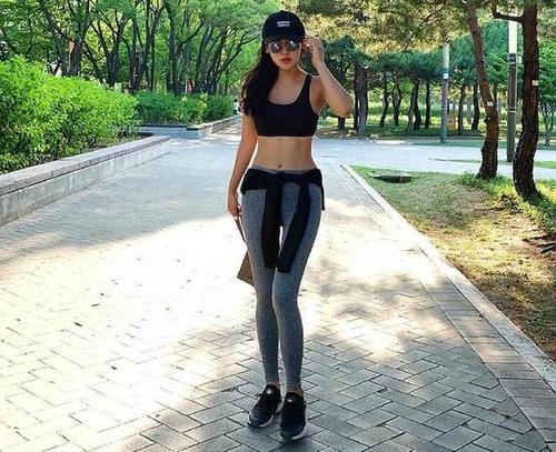 街拍：洒脱自由的打底裤小姐姐，现出迷人小蛮腰，彰显时尚气质