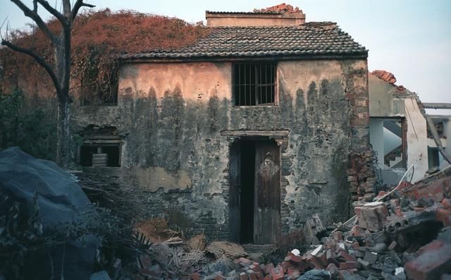  「房子」俗话说，“墙上加墙，家破人亡”，那为什么农民现在不遵古训呢？