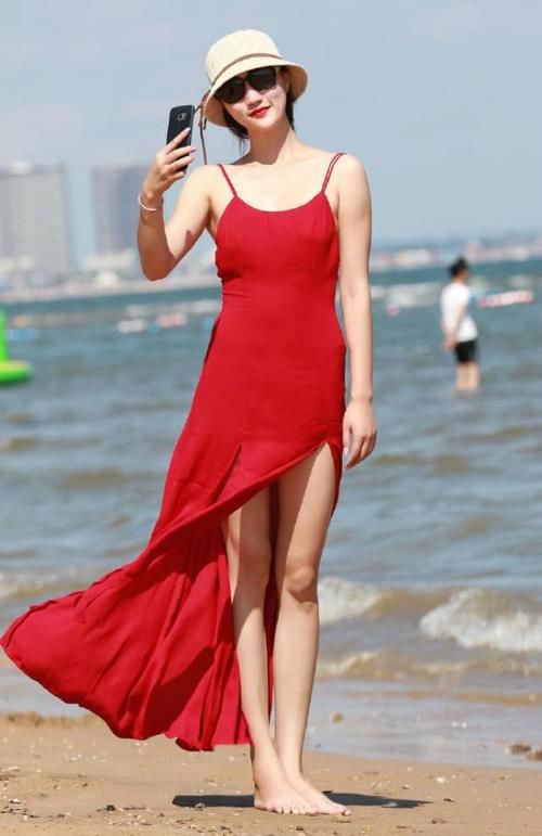  『姐姐们』圆草帽配红色经典开叉鱼尾裙 尽显优雅 自信又美丽
